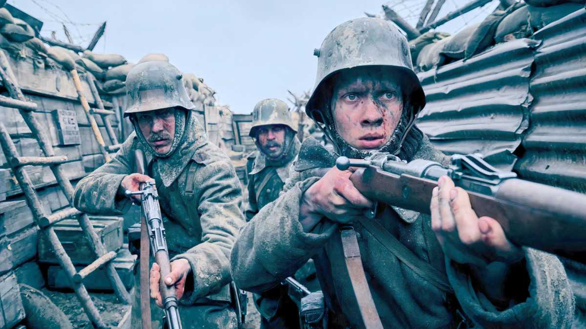 Soldados en una trinchera en la película All quiet on the Western Front