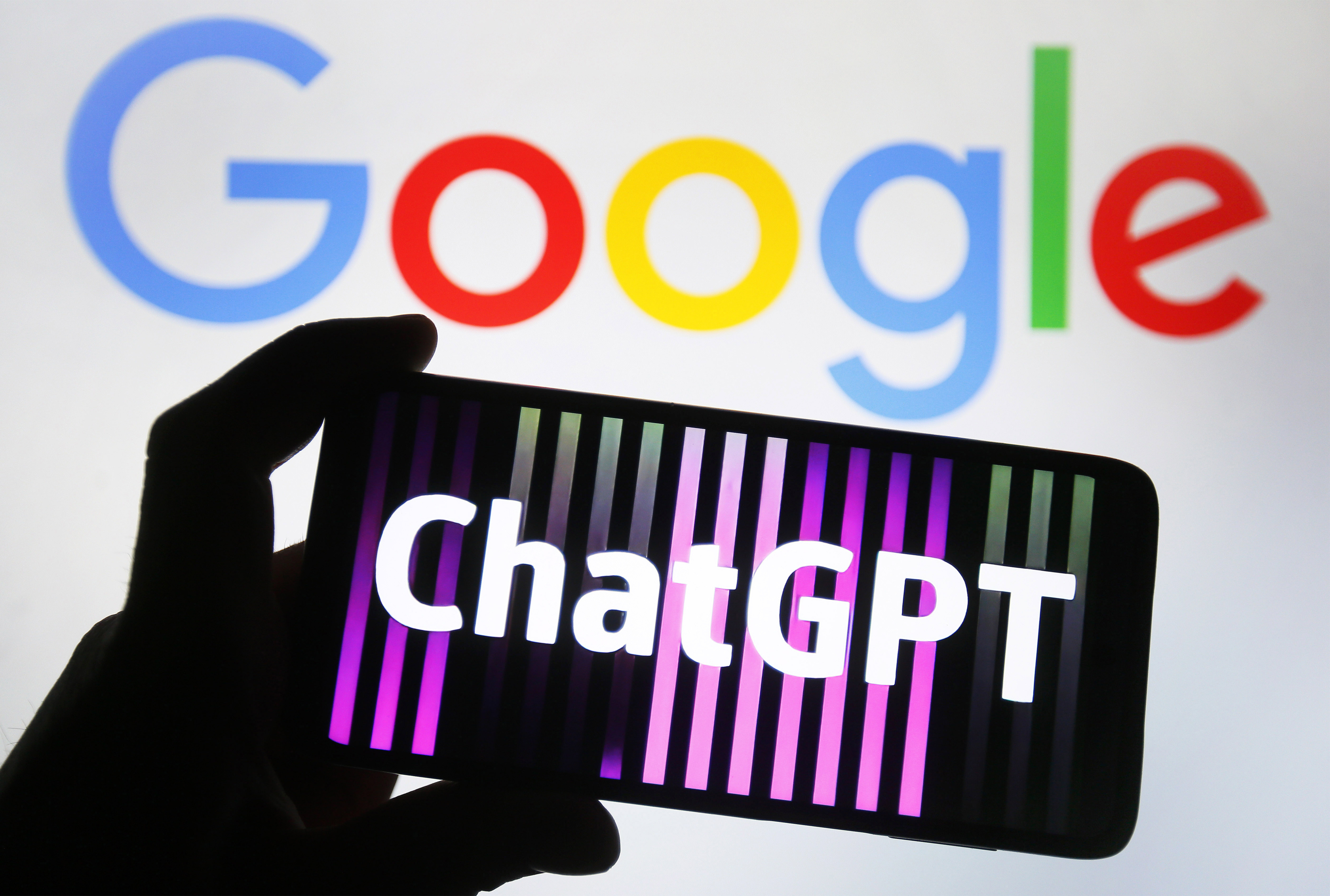 Logotipo de Google junto al logotipo de ChatGPT en un teléfono