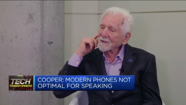Inventor del teléfono móvil: los teléfonos modernos no son óptimos para hablar