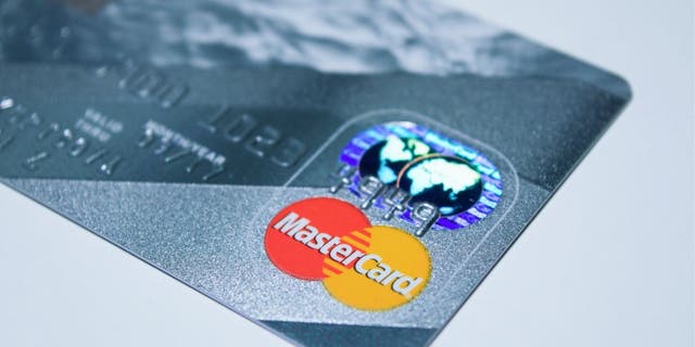 Foto del logo de MasterCard en el anverso de una tarjeta de crédito.