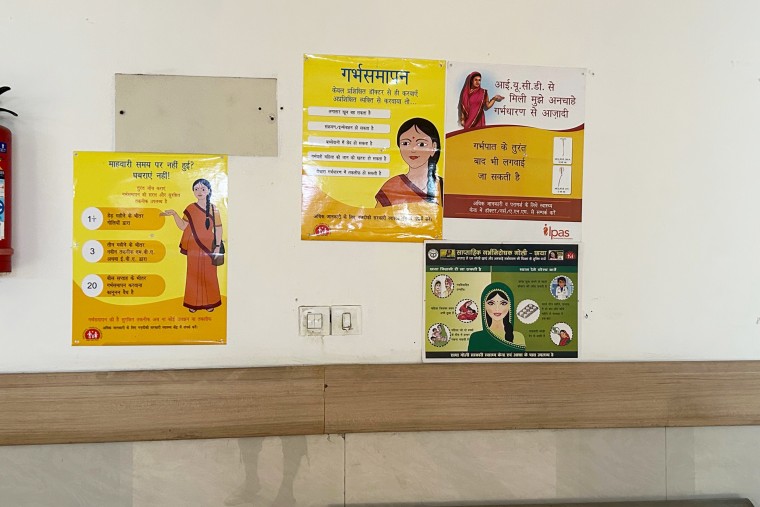 Un grupo de carteles en el hospital del distrito de Gautam Buddha Nagar que muestra a una mujer joven y los servicios de planificación familiar que brinda el gobierno