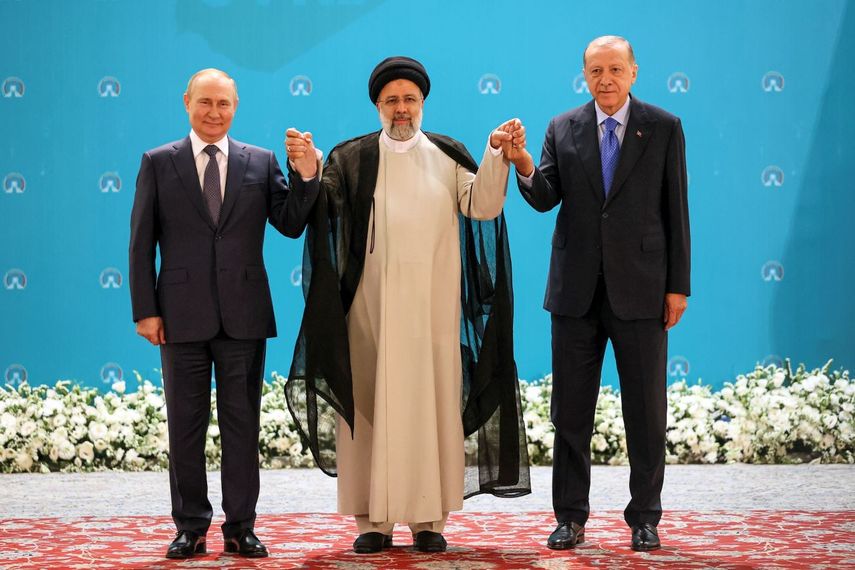 El presidente ruso, Vladimir Putin, a la izquierda, el presidente iraní, Ebrahim Raisi, al centro, y su homólogo turco, Recep Tayyip Erdogan, posan para una foto antes de su reunión el martes 19 de julio de 2022 en Teherán, Irán.
