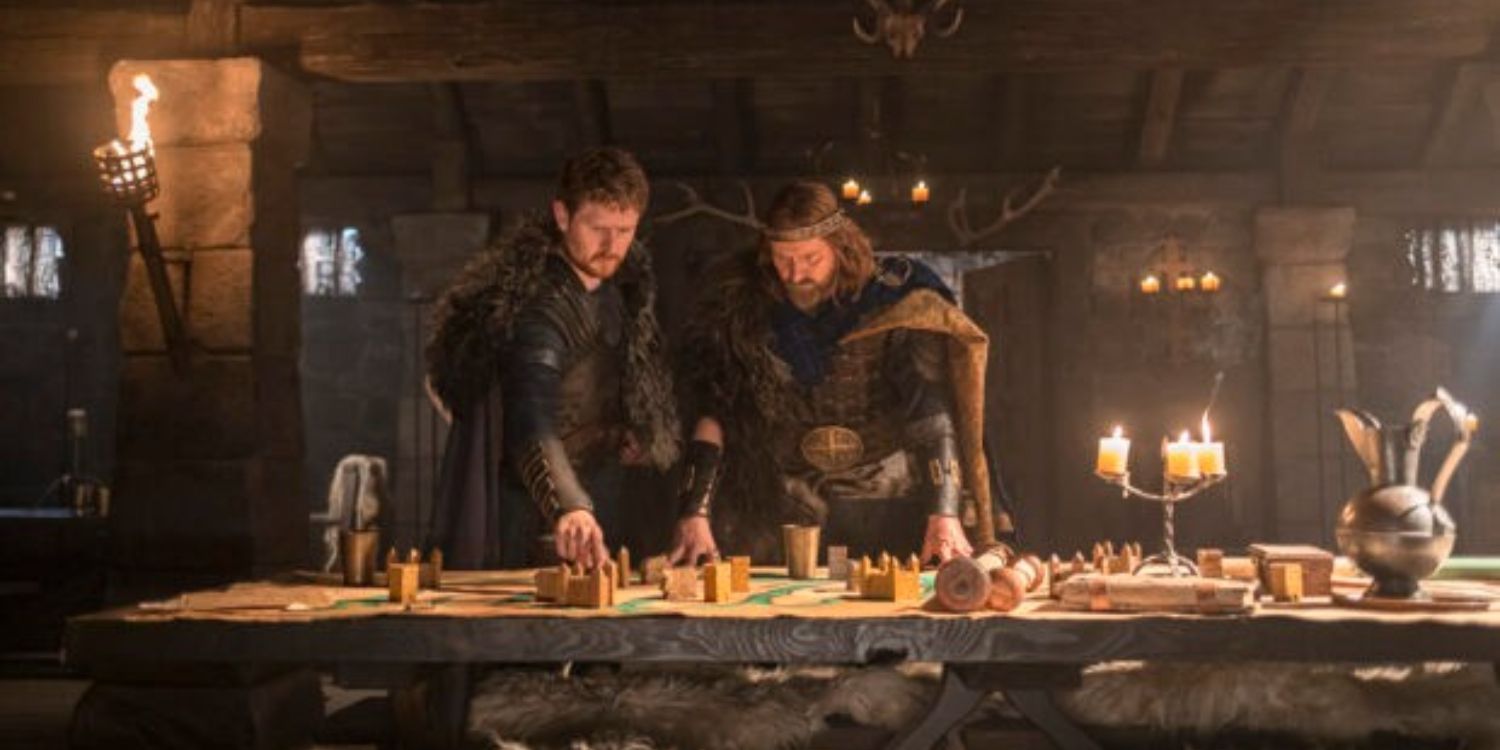 Una imagen de Domnal y Constantin parados sobre una mesa en El último reino