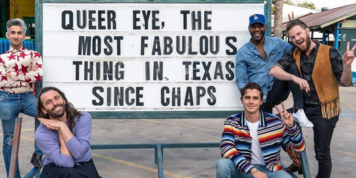 Cinco poses fabulosas de Queer Eye frente a un letrero en Texas