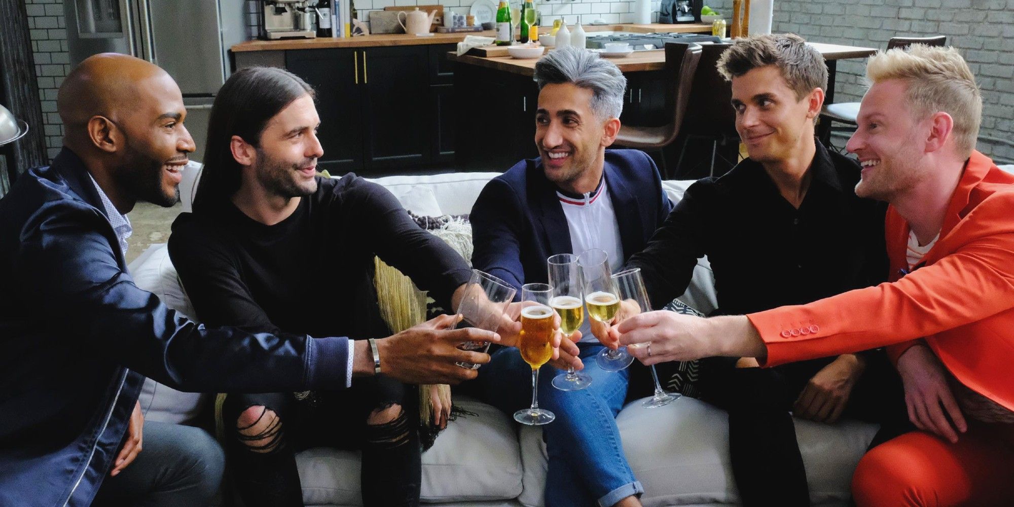 Los Fab Five brindan con champán en Queer Eye de Netflix.