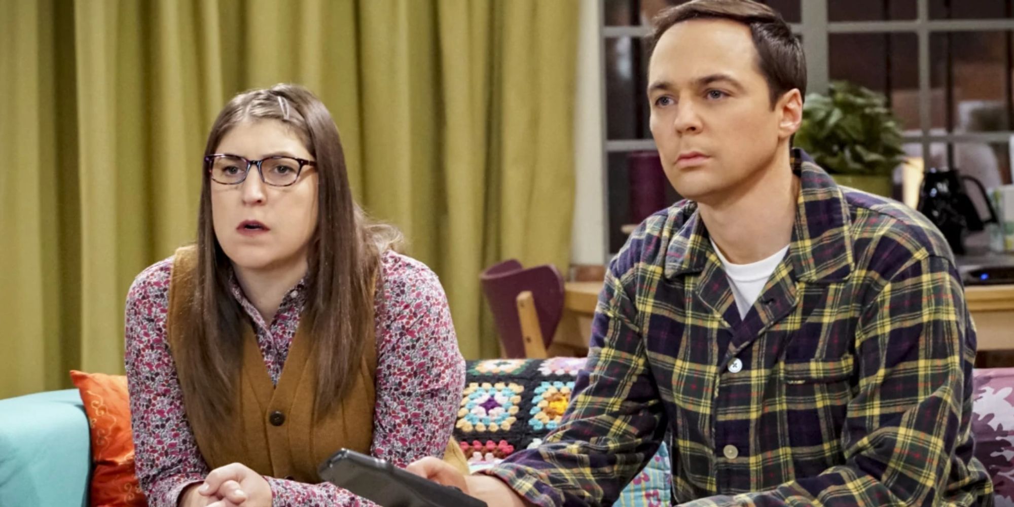 Sheldon y Amy viendo la tele en The Big Bang Theory
