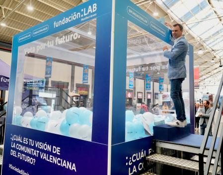 Gianni Cecchin de Verne Technology Group deposita su voto en la gran urna del LAB en Alicante