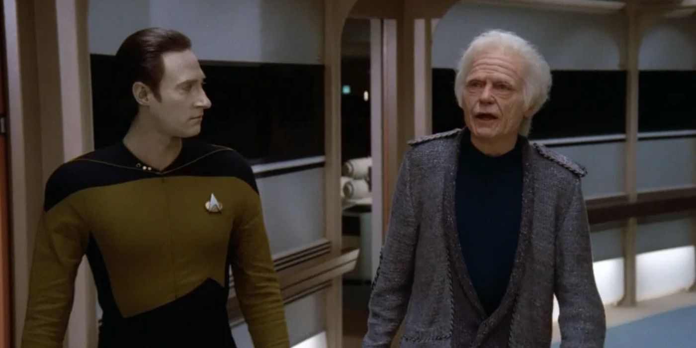 Doctor McCoy y Data caminan por el pasillo en Star Trek TNG
