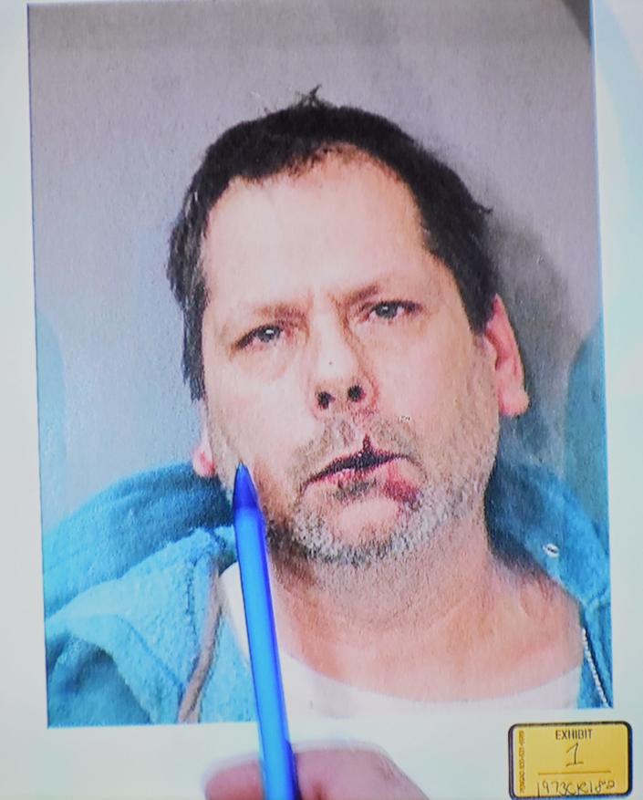 Una foto de David LaFrance tomada después de su arresto en el Hospital Saint Anne se presenta como evidencia en el juicio del ex oficial de policía de Fall River, Michael Pessoa.