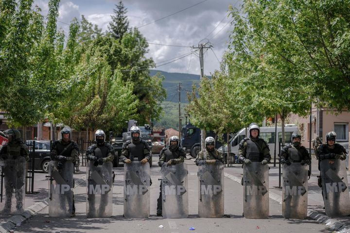 Los soldados de la OTAN y la policía militar internacional aseguran el área cerca de Zvecan, en el norte de Kosovo, el 30 de mayo de 2023, un día después de los enfrentamientos con los manifestantes serbios que exigían la destitución de los alcaldes albaneses recientemente elegidos.  La situación en el norte de Kosovo seguía siendo tensa el 30 de mayo de 2023, cuando los serbios continuaron reuniéndose frente a un ayuntamiento en Zvecan después de violentos enfrentamientos con las fuerzas de mantenimiento de la paz lideradas por la OTAN que dejaron 30 soldados heridos.