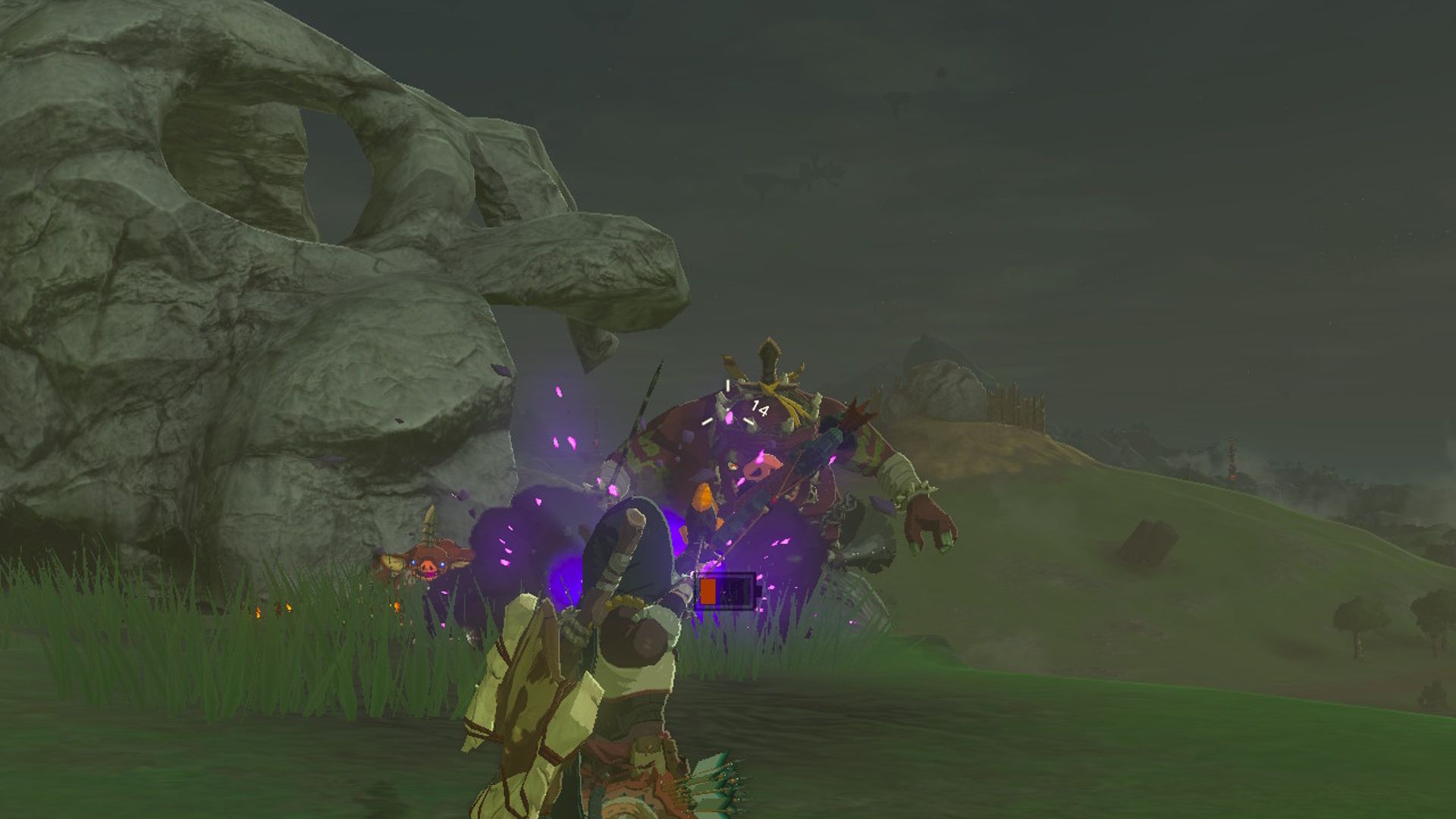 The Legend of Zelda Tears Of The Kingdom Link apuntando una flecha fusionada de ámbar a la mafia de Bokoblin