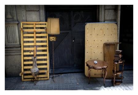 Mobiliario depositado en la calle procedente de un desahucio en la ciudad de Barcelona