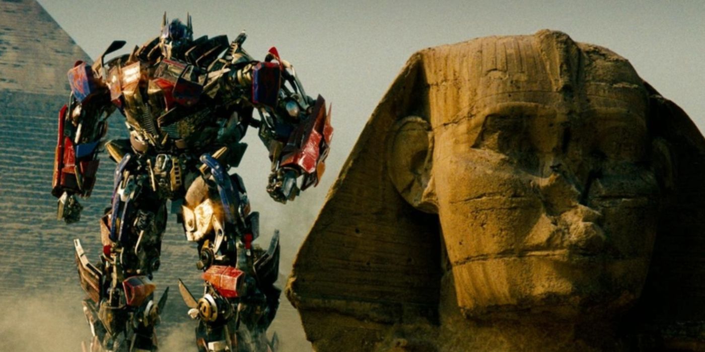 Optimus Prime junto a las Pirámides en Transformers 2.