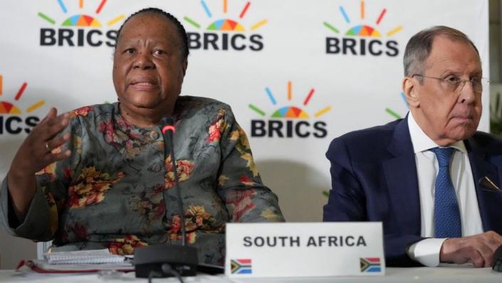 La ministra de Relaciones Exteriores de Sudáfrica, Naledi Pandor, y el ministro de Relaciones Exteriores de Rusia, Sergei Lavrov, asisten a una conferencia de prensa mientras los ministros de Relaciones Exteriores de BRICS se reúnen en Ciudad del Cabo, Sudáfrica.
