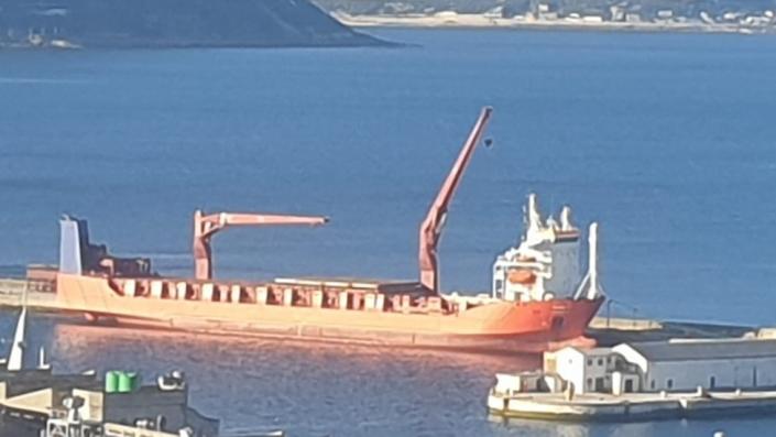 Barco atracado en puerto