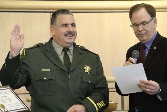 El alguacil forense del condado de Shasta, Eric Magrini, recibe su juramento del supervisor Leonard Moty en las cámaras de la Junta de Supervisores el martes 7 de enero de 2020.