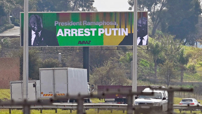 Una valla publicitaria instando al presidente de Sudáfrica a arrestar a Putin si asiste a la cumbre de los Brics - marzo de 2023