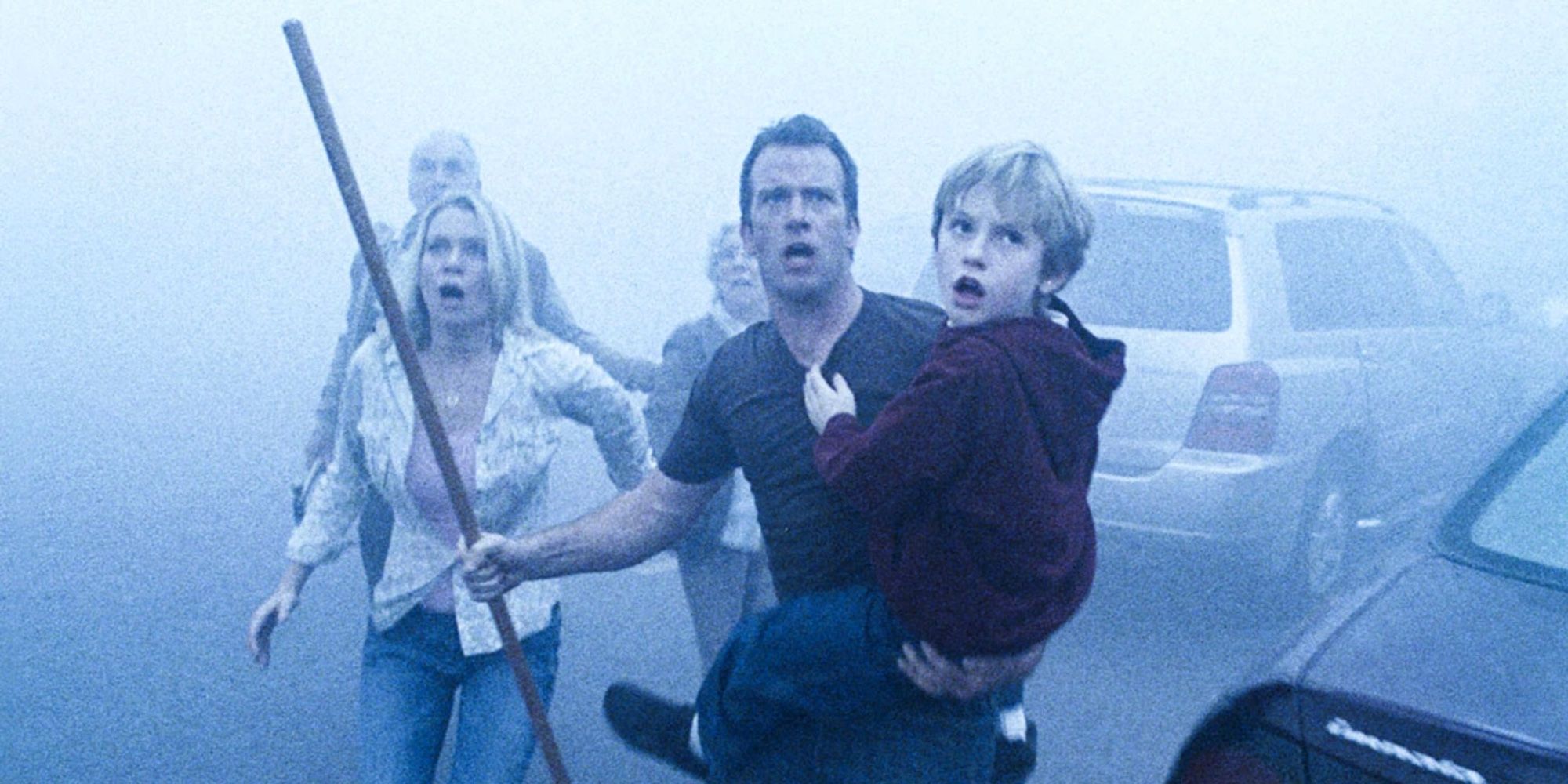 Tom Jane y Laurie Holden corriendo entre la niebla en The Mist