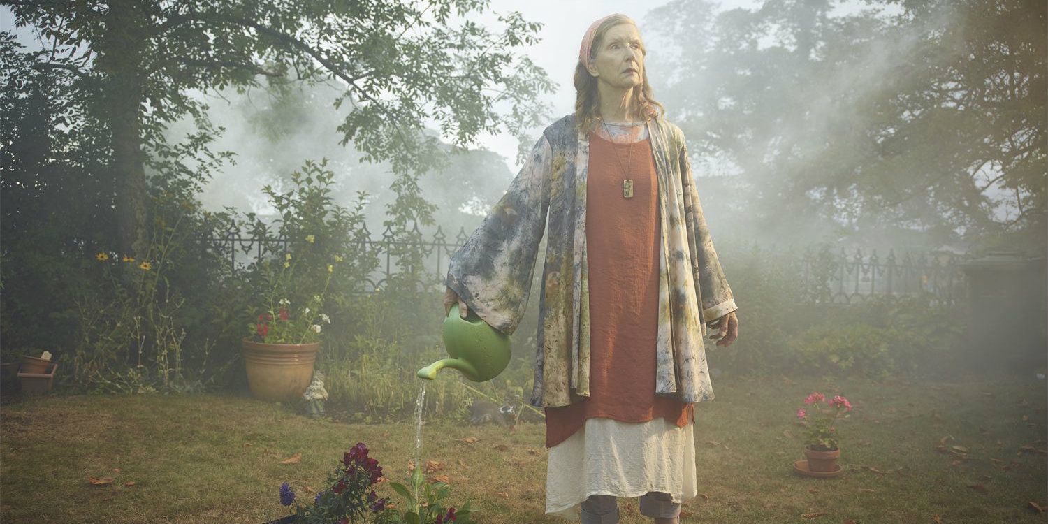 Frances Conroy regando sus plantas en el programa de televisión The Mist