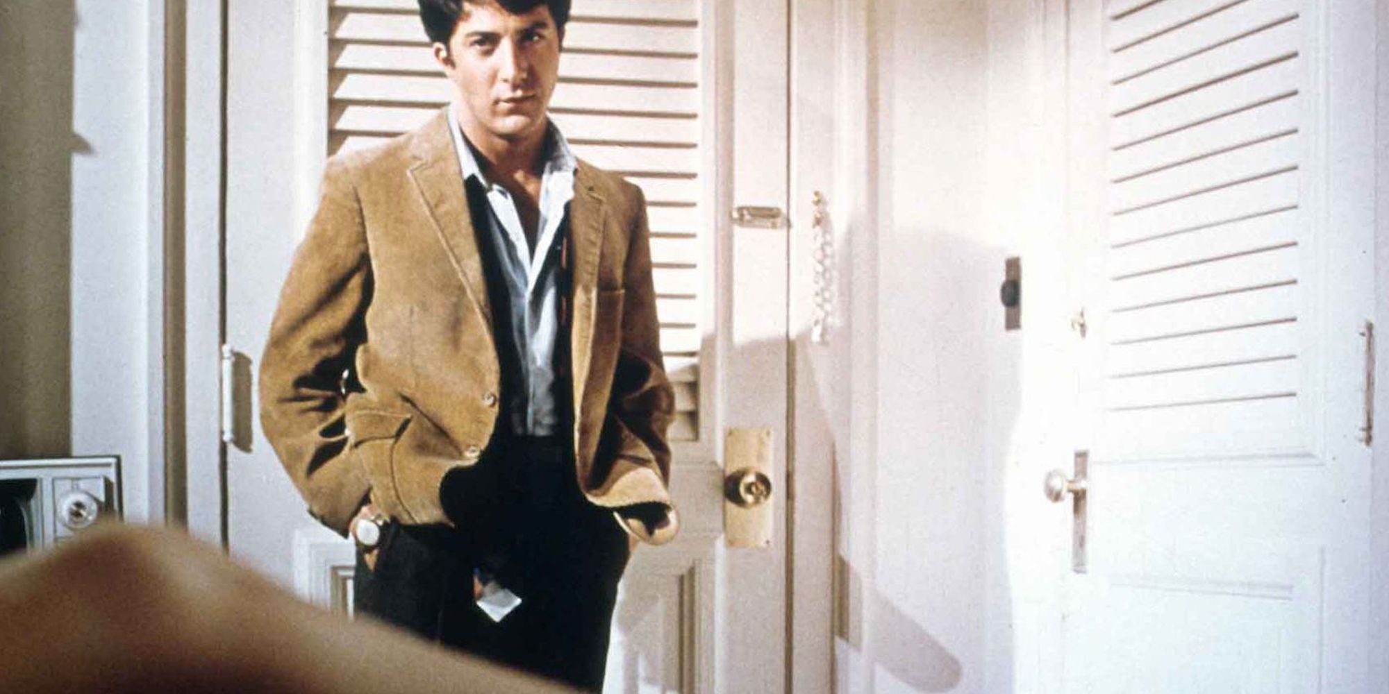 Dustin Hoffman como Benjamin mirando la pierna de una mujer frente a él en The Graduate
