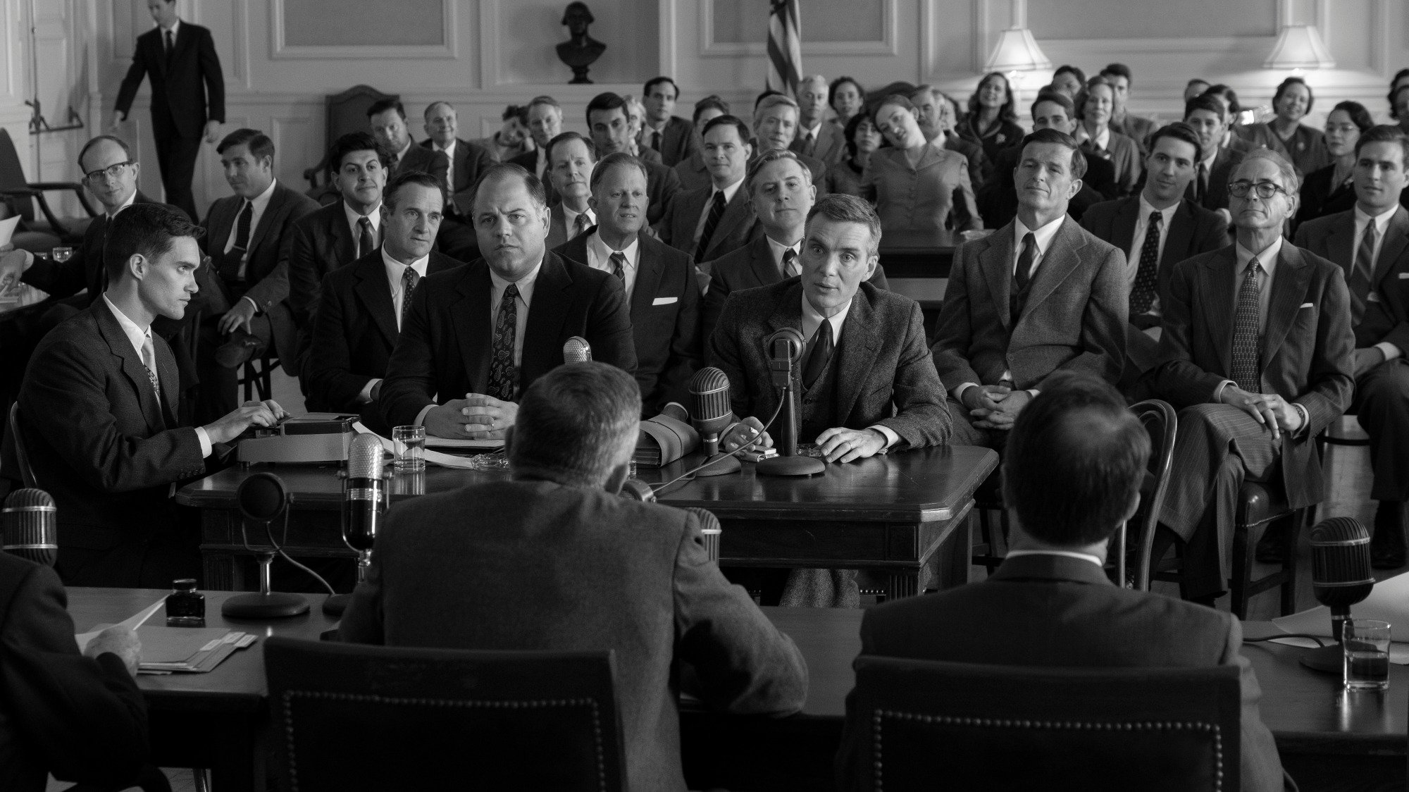 Una foto en blanco y negro de una multitud de personas en una sala del tribunal. 