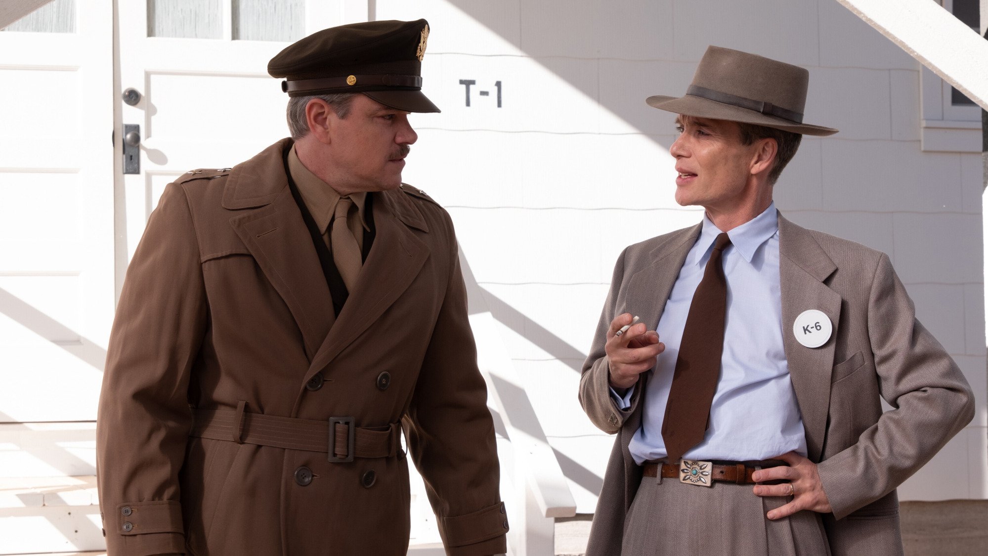 Un teniente habla con un hombre vestido con un traje. 