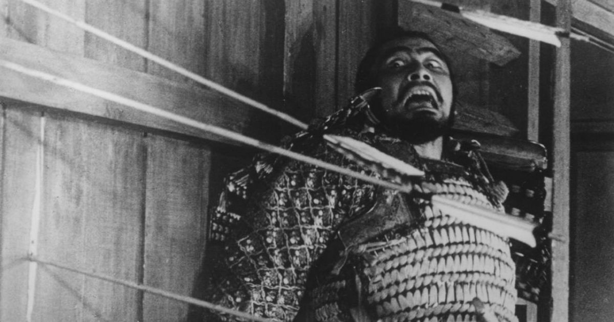 Toshiro Mifune grita mientras le disparan flechas junto a él en Throne of Blood 