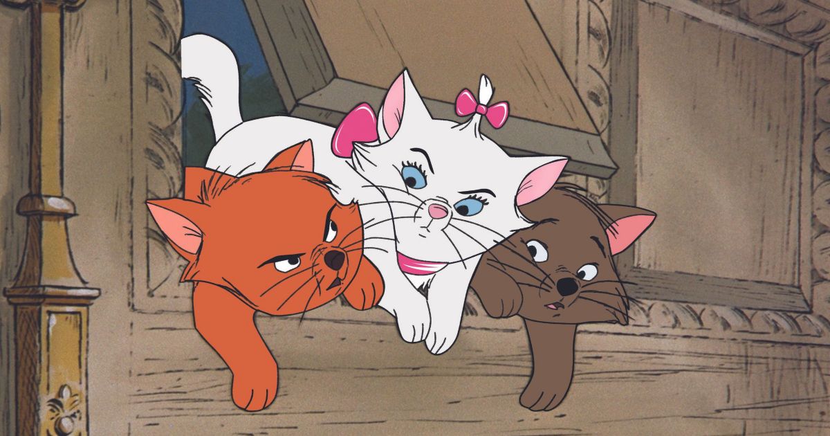Tres gatos intentan colarse por la ranura del correo de la puerta en Los Aristogatos
