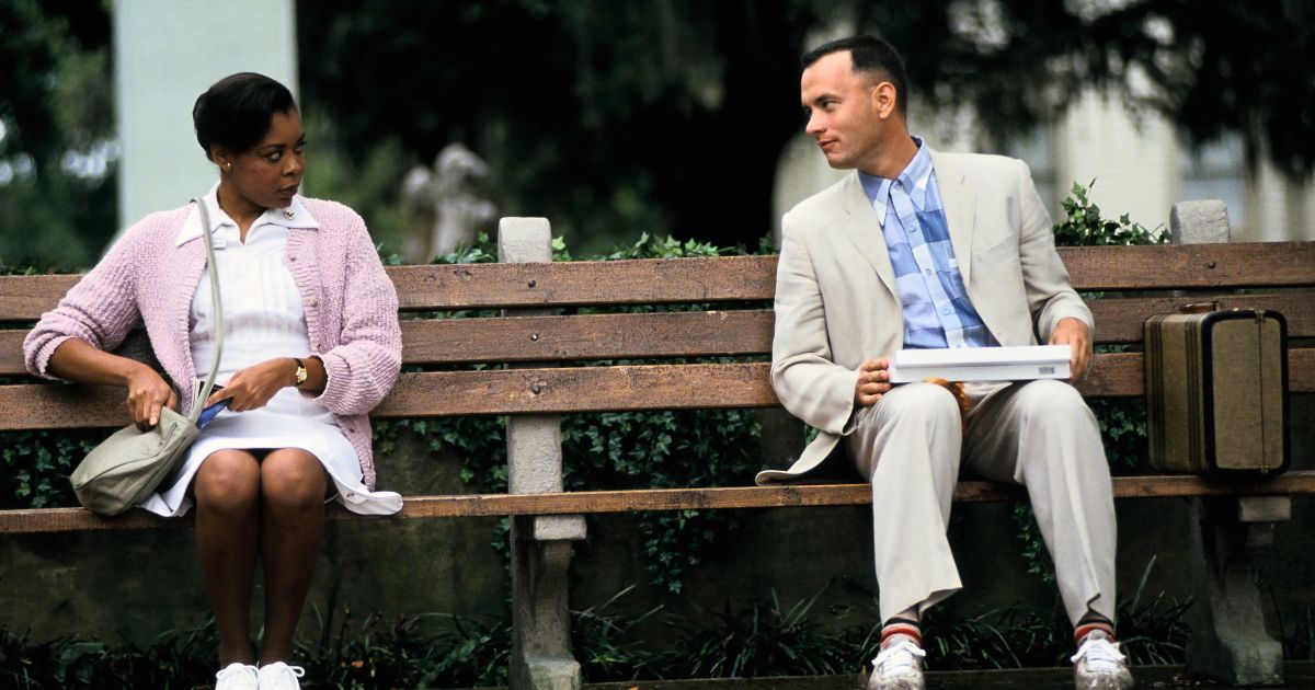 Forrest (Tom Hanks) habla con la enfermera en el parque