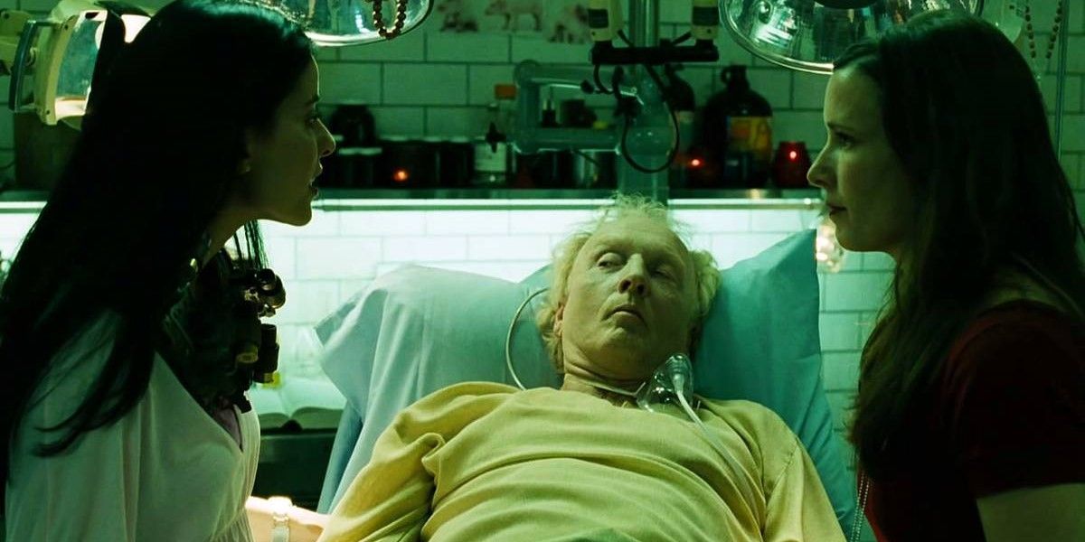 Fotograma de 'Saw III': Lynn (Bahar Soomekh) y Amanda (Shawnee Smith) discuten mientras Jigsaw (Tobin Bell) yace en una cama de hospital