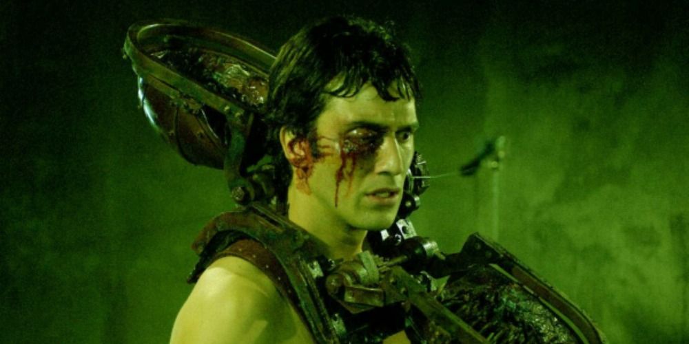Un hombre lleva un dispositivo metálico 'trampa para moscas Venus' en la cabeza en 'Saw II'