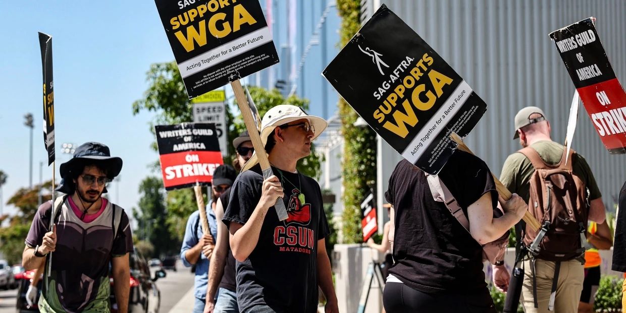 Los miembros del sindicato SAG-AFTRA se unen al WAG en su huelga