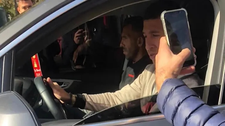 Carlos Tevez, at the Independiente property (Photo: @Mati_Martinez/@DeLaCunaAlInf).