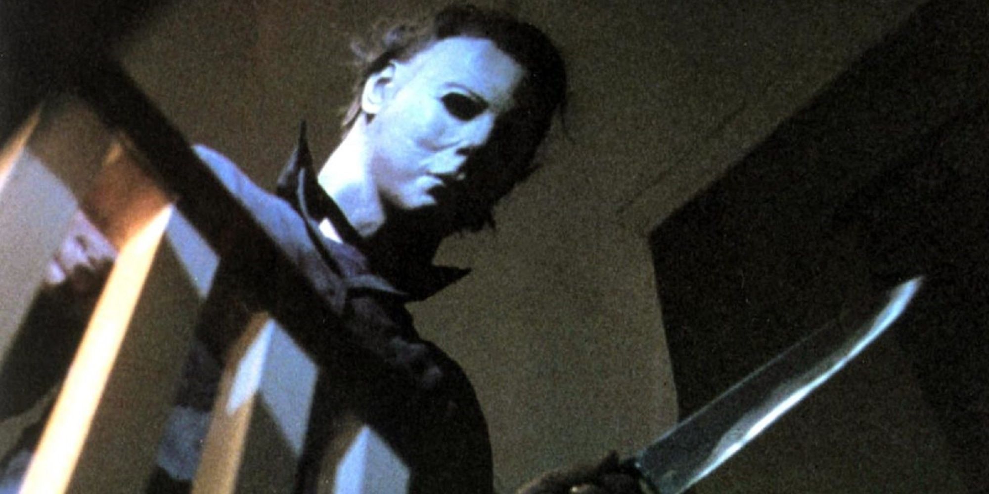 Michael Myers con su cuchillo de carnicero en lo alto de las escaleras en 'Halloween'.