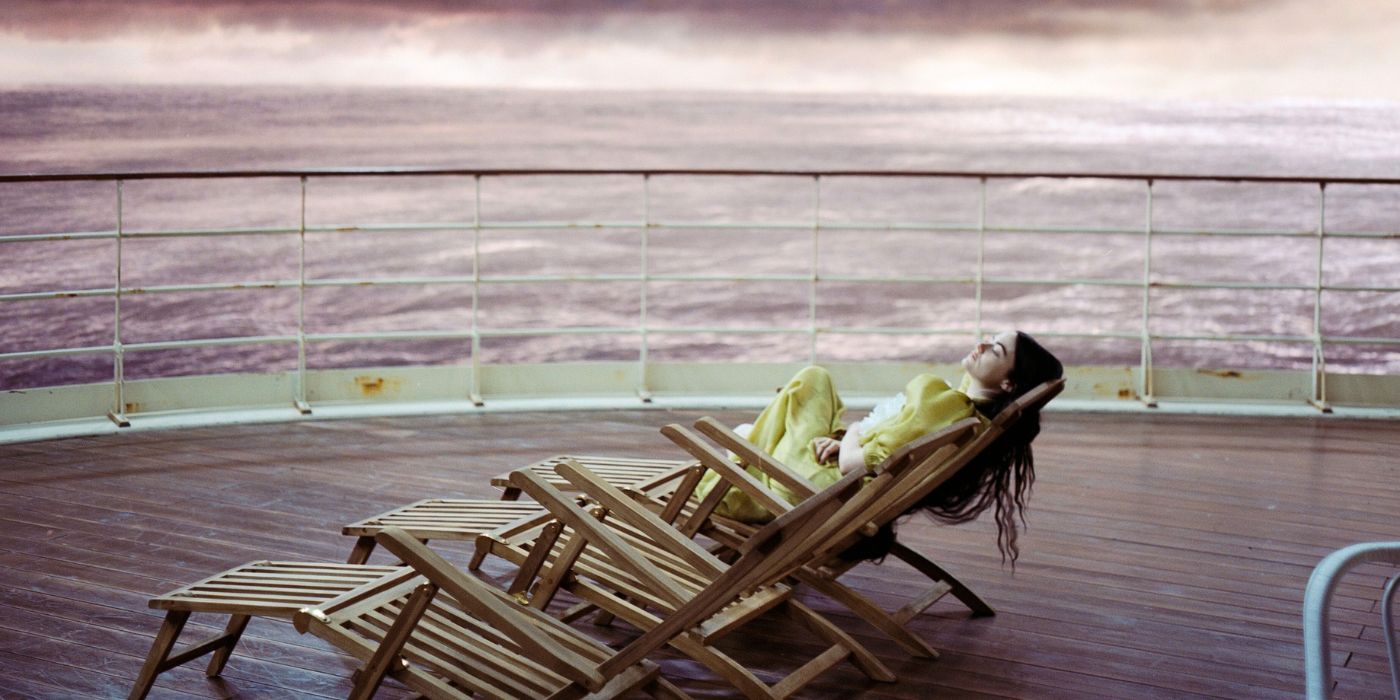 Emma Stone descansando junto al mar en Pobres cosas 