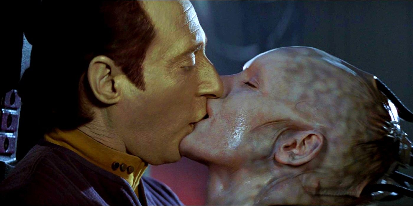 Data y la Reina Borg besándose en Star Trek First Contact