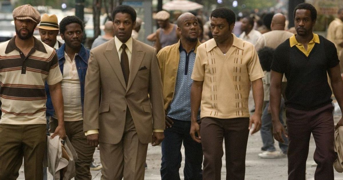 Frank Lucas camina por las calles de Harlem en American Gangster