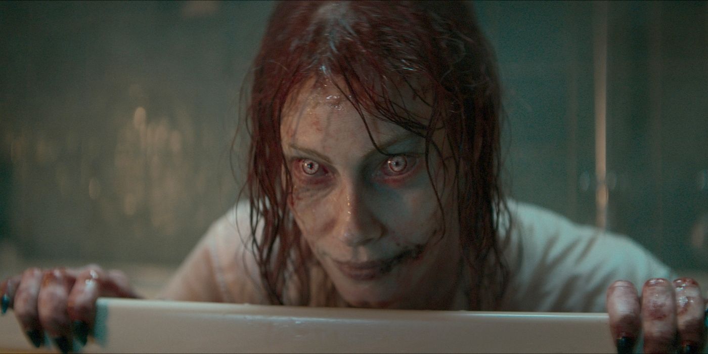 Deadite Ellie (Alyssa Sutherland) agarrada a la bañera en Evil Dead Rise