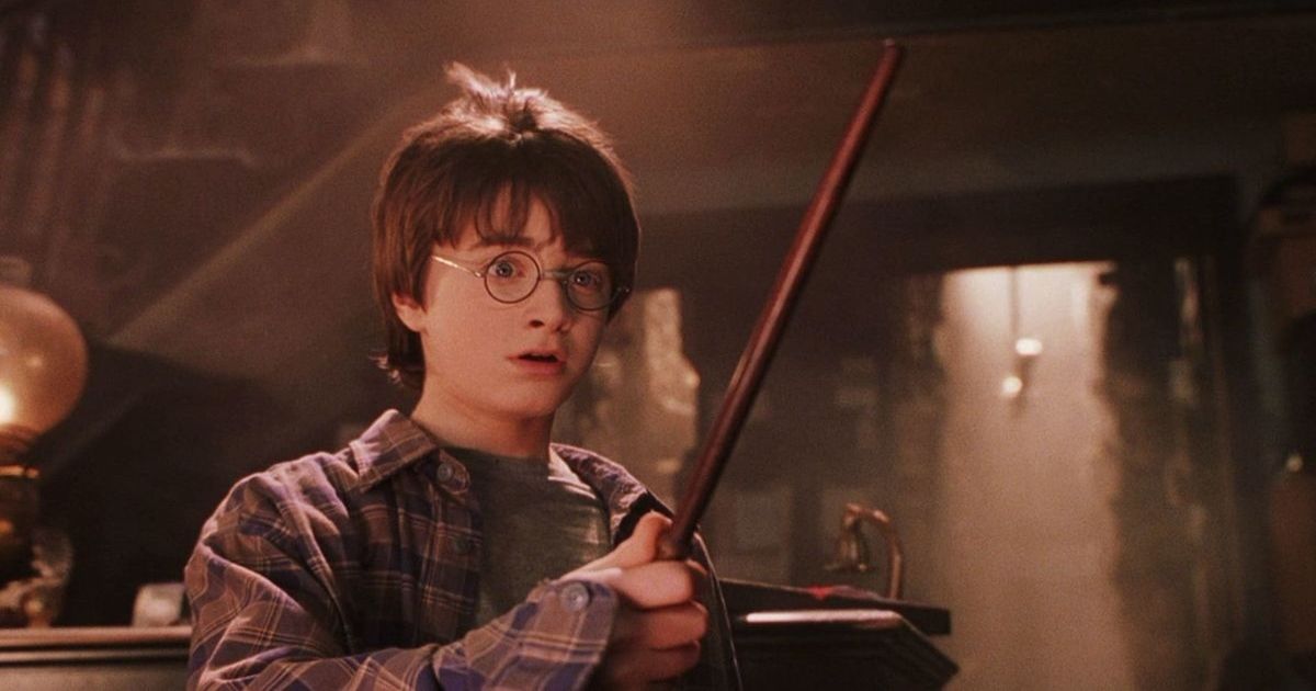 Harry Potter sosteniendo una varita en la primera película de Harry Potter.