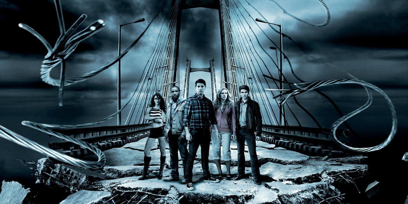 El elenco de Destino Final 5 sobre un puente en ruinas