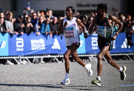 Tigist Assefa y su última liebre, Gebru, en la recta final del maratón de Berlín, este domingo