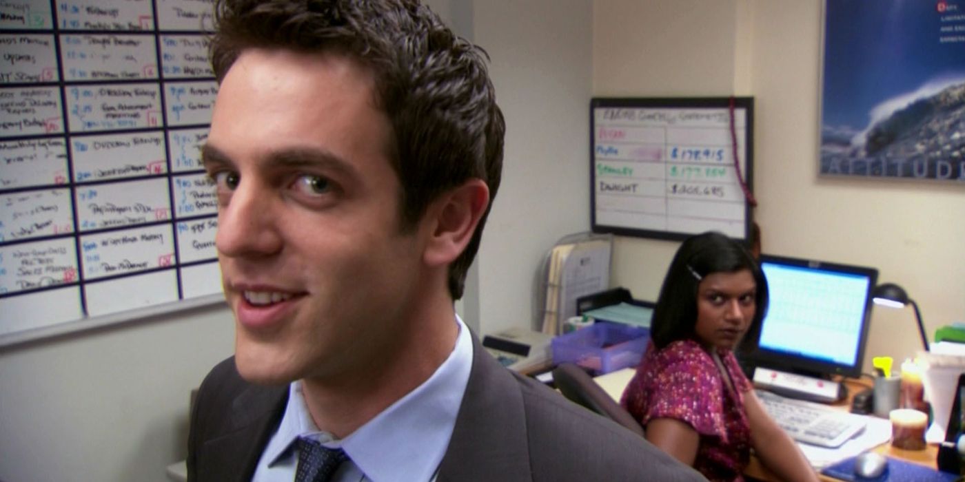 Ryan mirando a la cámara mientras Kelly lo mira a él en The Office.