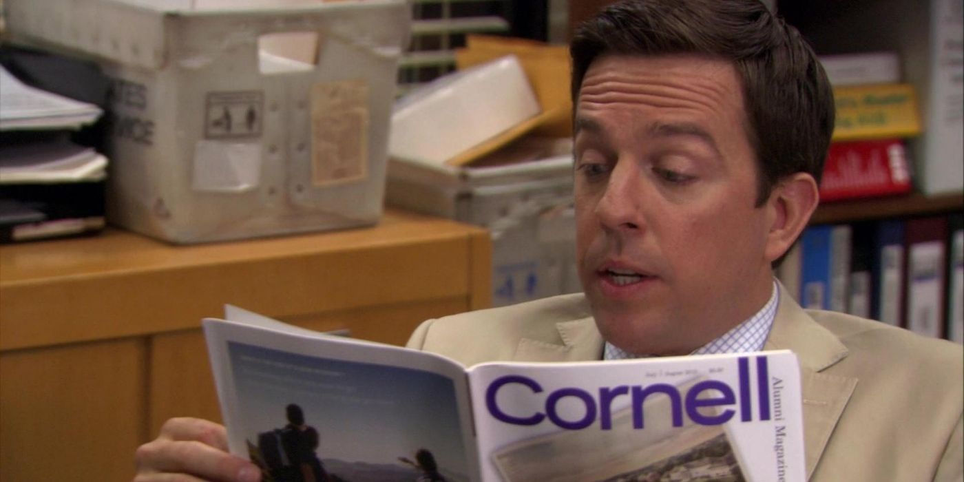 Andy Bernard lee una revista de antiguos alumnos de Cornell en The Office