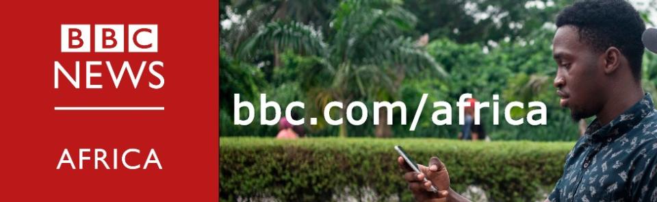 Una imagen compuesta que muestra el logotipo de BBC África y un hombre leyendo en su teléfono inteligente.