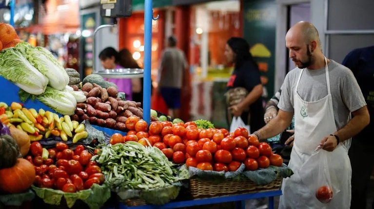 Fruits and vegetables were the products that increased the most in the last month.  (Photo: Reuters/Agustin Marcarian).