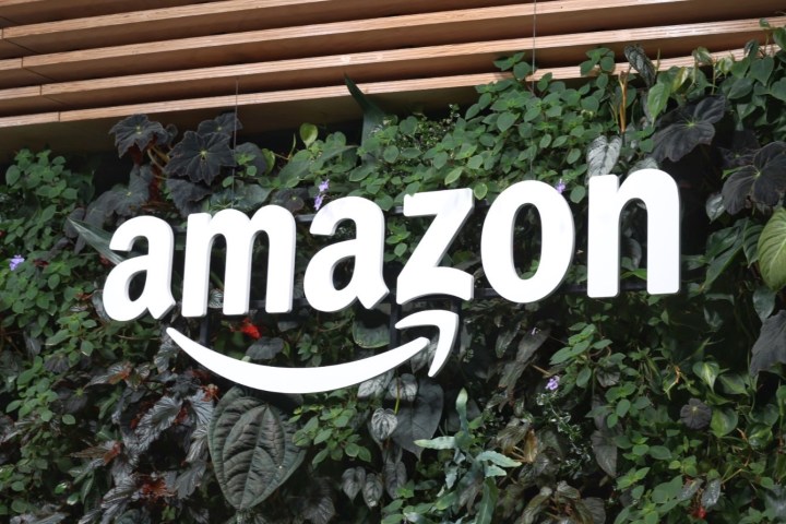 Un logotipo de Amazon visto en el costado de un edificio.