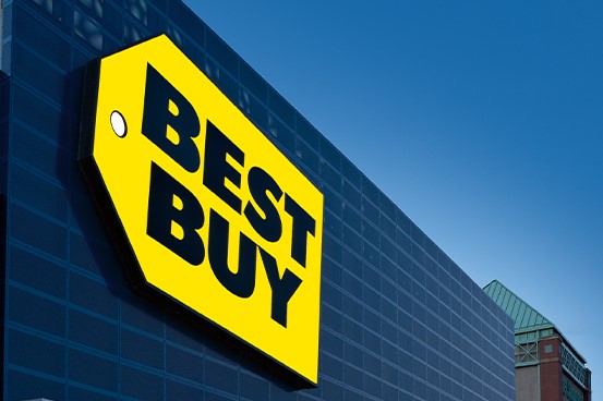 Logotipo de Best Buy en un edificio.
