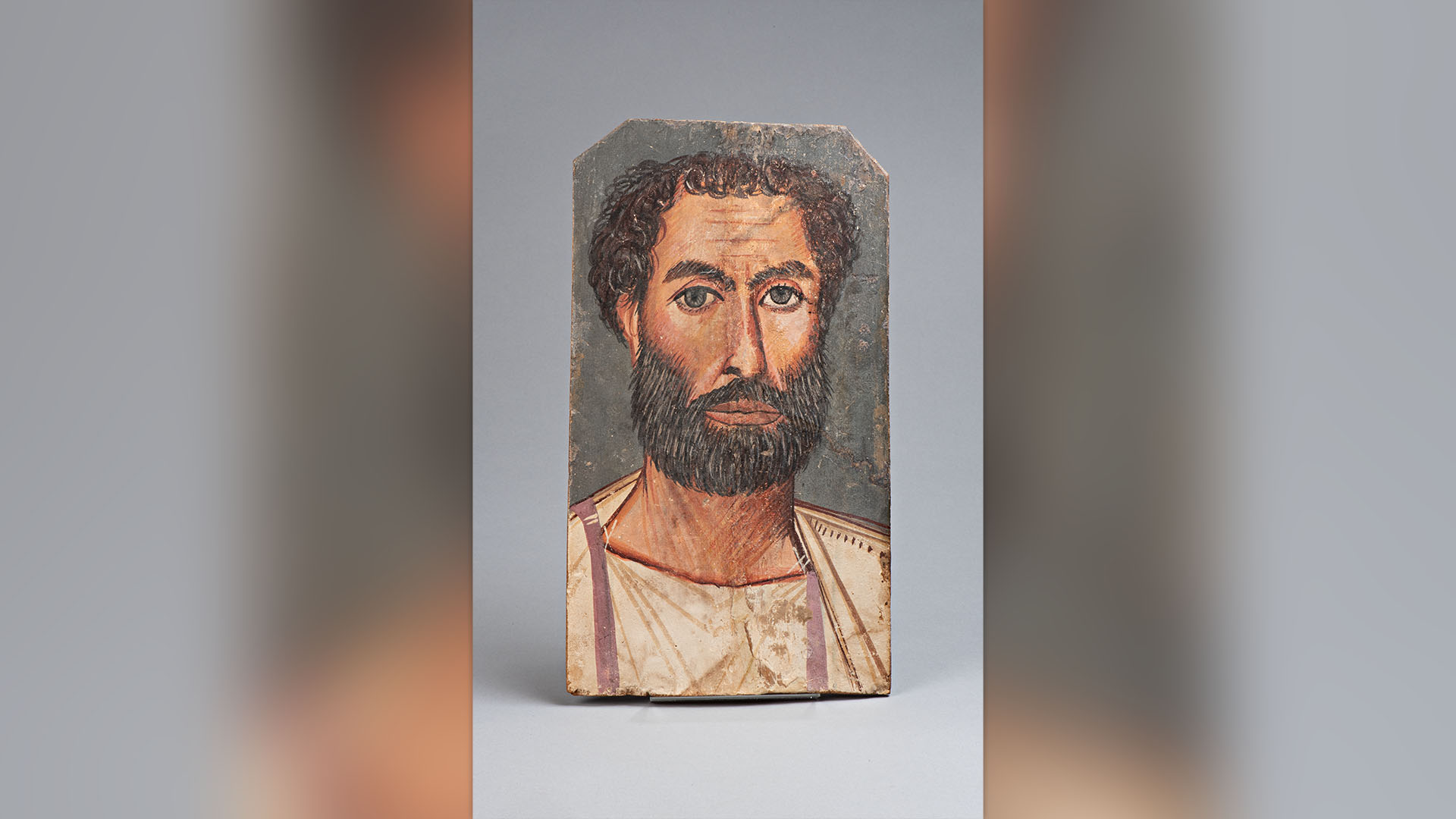 En este retrato, pintado sobre madera en algún momento entre el 175 y el 225 d.C., vemos a un hombre barbudo y de pelo rizado vestido de blanco.