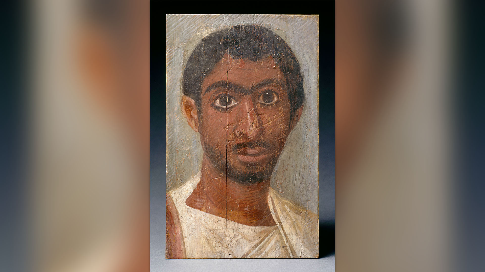 Este retrato masculino, pintado alrededor del año 250 d. C. sobre madera de tilo.