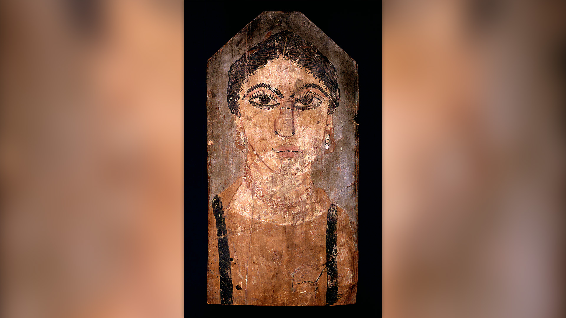 Este retrato, pintado sobre madera entre los años 300 y 400 d. C., muestra a una mujer con pendientes de perlas.